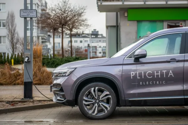 Gdzie parkujesz, tam ładujesz, czyli ładowanie samochodów elektrycznych z… latarni