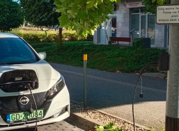 Ładowanie samochodu elektrycznego z latarni? Świetnie, ale problem jest na tabliczce