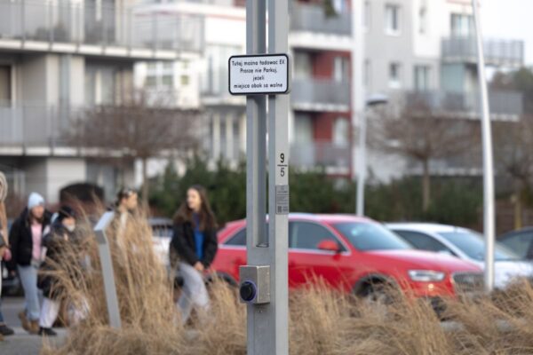 Ładowanie samochodu elektrycznego proste jak ładowanie telefonu. Tylko trzeba parkować pod latarnią